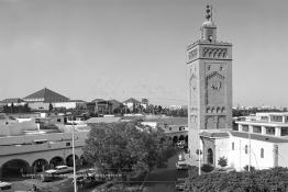 Image du Maroc Professionnelle de  Parmi les endroits les plus pittoresques de Casablanca, la Cité de Habous conçue par les architectes Auguste Cadet et Edmond Brion d’après l’ébauche d’un premier plan-masse dû à Albert Laprade. La construction n’avait commencé qu’après la première guerre mondiale. Situé près du Palais Royale, ce joyau architectural est le point de départ de la nouvelle médina de la ville, Mercredi 15 Juillet 1992. Au centre le minaret de La mosquée Ben Youssef. Le quartier des Habous fait partie du patrimoine architectural de Casablanca (Photo / Abdeljalil Bounhar) 